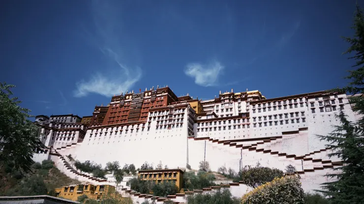 布達拉宮（Potala Palace），是吐蕃王朝的贊普松贊干布於7世紀興建