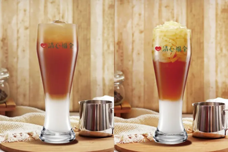 圖說：「錫蘭奶紅」（圖左）融合渾厚錫蘭紅茶與嚴選奶精，質樸風味成為品牌精神最佳代表；「椰果奶茶」（圖右）以清新椰果點綴，簡單提升口感層次。（資料來源：清心福全）