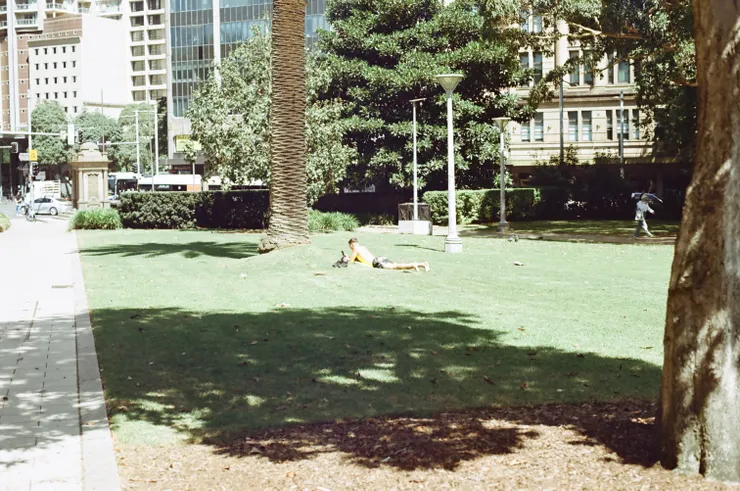 澳洲陽光很溫暖，隨處可見曬著陽光的人