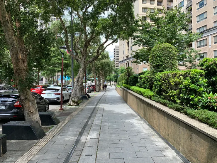 筆直潔淨的人行道