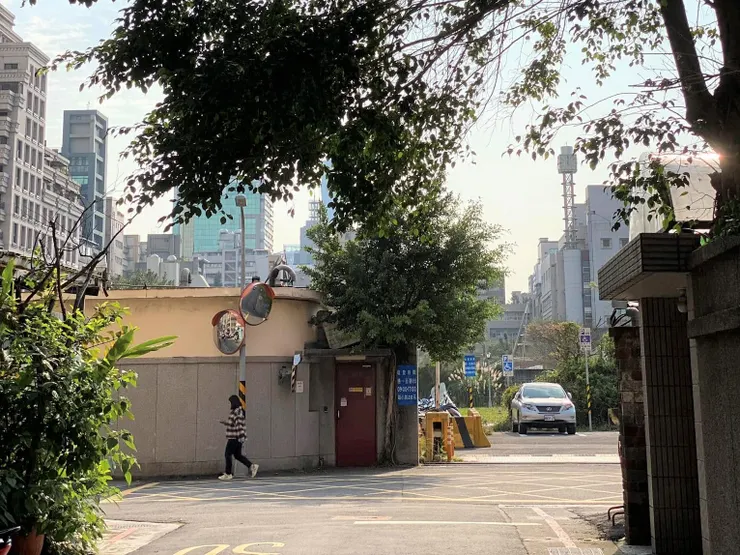 從建國南路二段25巷往正門拍攝，右手邊是警衛亭的位置（2025年3月。筆者拍攝）