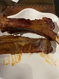 但卻可以藉由觀察這樣的生活方式,讓自己去思考這種與大自然共存的方式,是不是也會碰上更多不如意的事呢?那為何他們看來會是如此的開心?換言之,一般人看起來很辛苦的體力活,以及看天吃飯等等不確定,為何還是有人願意投入時間與精力去做?縱然這樣的人是佔少數?