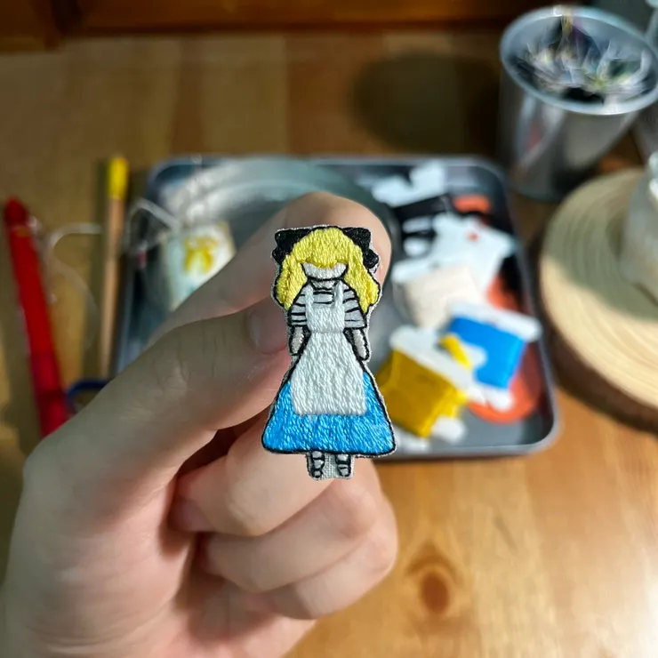 吃了圍裙口袋裡不知放了多久的餅乾，女孩變得實在太小啦，需要有人幫她去到那裡