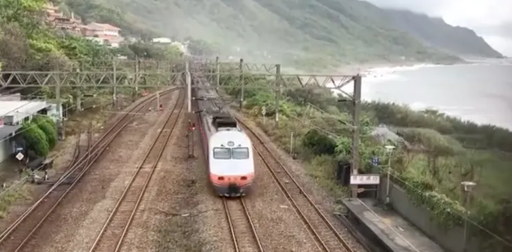 天公廟在我當年環島入住的背包客站附近，沒想到再次經過已是七年，當時被山海相依與列車交錯的美景震攝