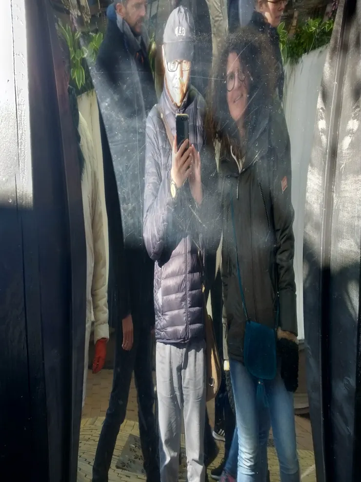 怎麼出了個背後靈，這個女的是誰啊？