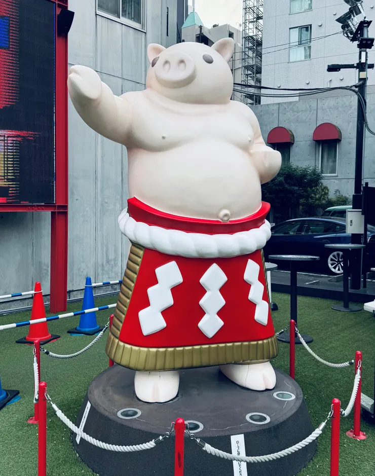 矢場とん本店外的巨大矢場豬豬雕塑