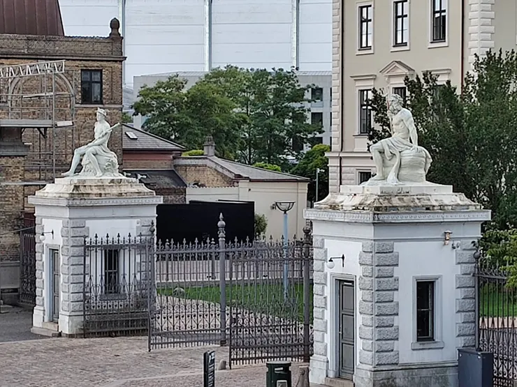 阿馬利加德公園門口的北歐神話神像，左邊為奧丁之子赫爾默斯，阿薩神族，為北歐眾神的信使，也稱為敏捷與勇氣之神；右邊是近海之神尼奧爾德，巨人族，掌管風調雨順，五穀豐收，為奧丁的繼承者。