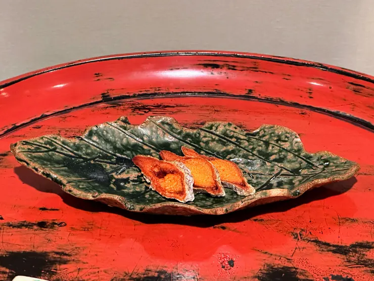 在仿葉子的作品上,放上滋賀湖的特產 鯽魚壽司,和漆器呈現協調的美感