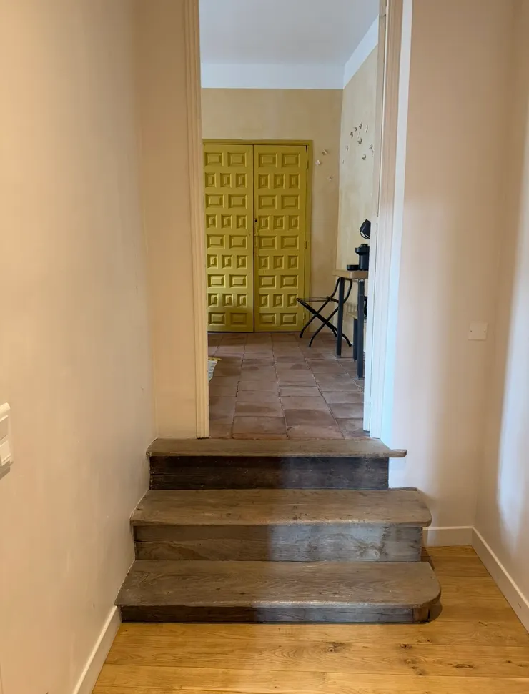 推門進入後,左右二邊各一間房