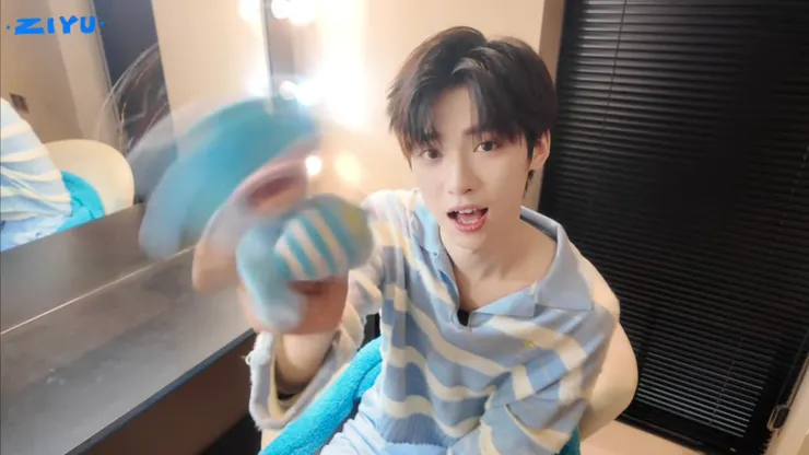 炫耀限定款聯名娃娃的月月