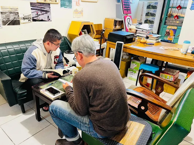 我的破手機和L視訊，同步進行讀書會。