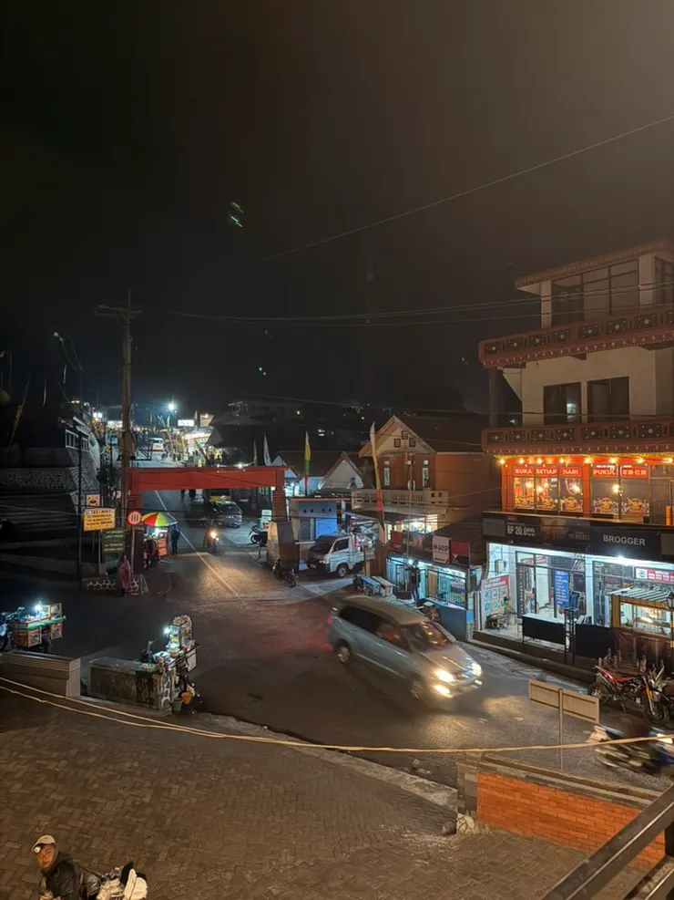 旅館二樓拍出去的街道