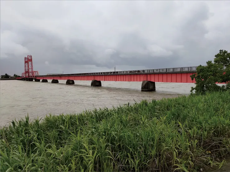 ▲最後騎車到紀念徐福銅像旁的筑後川昇開橋。