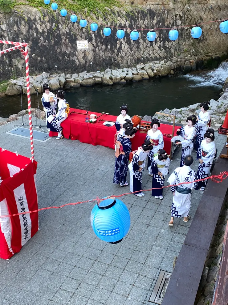 準備夏日慶典的藝伎們