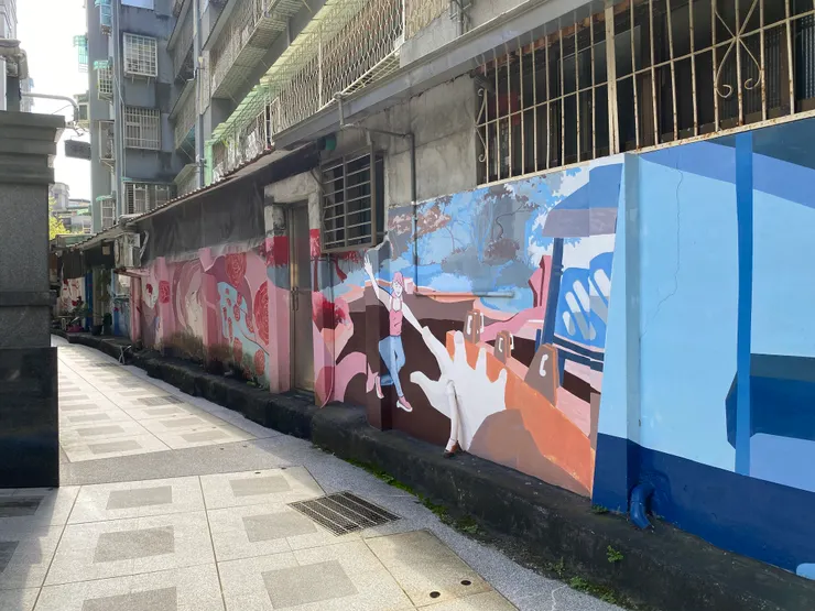 興隆路四段165巷48號大樓與隔壁公寓之間的無名巷，原本是一條河道，地底下仍有水在流