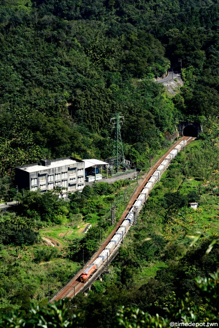 穿出長潭隧道的上行水泥貨列