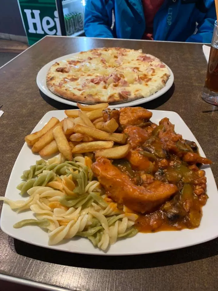 披薩116元 雞肉薯條145元