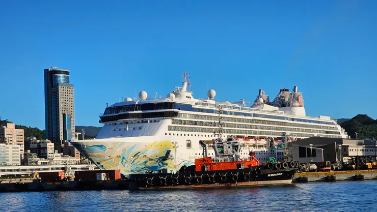 這是麗星郵輪探索星號前身的名勝世界壹號!每年都要改一次船名才開心的樣子!
