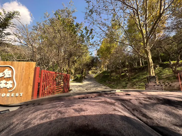 開車進入營區了