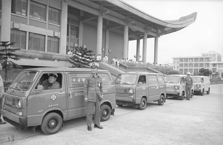 圖4 第1批國產電動車交車典禮
案名: 行政院長蔣經國專輯
檔號: 0064/0024-2/1
來源機關:行政院新聞局
管有機關:國家發展委員會檔案管理局