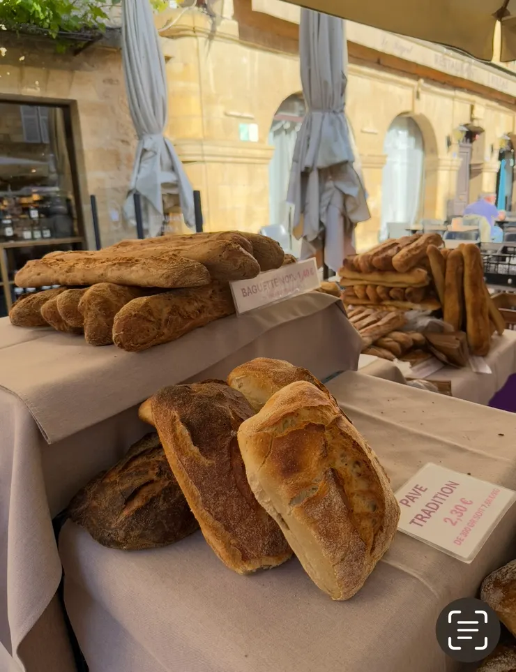 轉個身，架上的麵包又少了一些