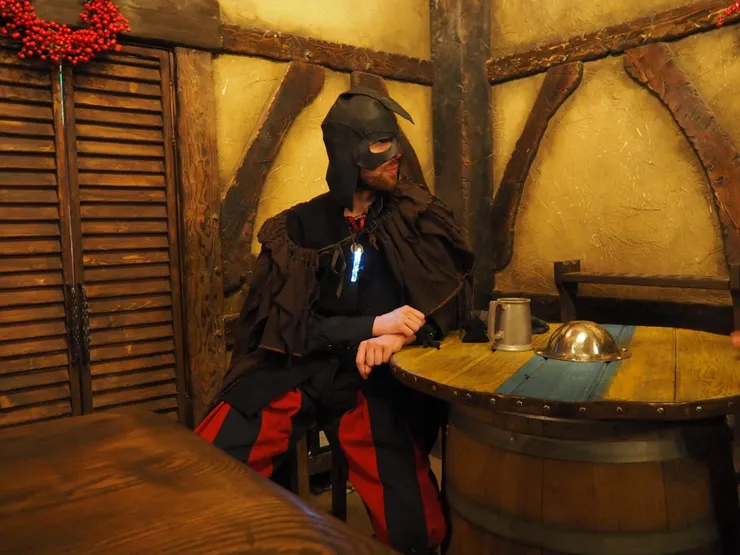 一名演員同時配帶著硬幣項鍊和發著藍色光芒的冰錐。(圖片來源: Keith and Lindsey)