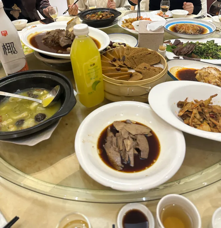 正菜通常吃不完，浪費了半桌佳餚