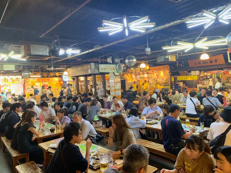 快六點就已經沒位置了。