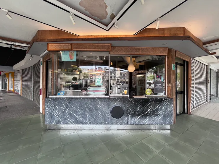 波哥文學茶館店面門口。20240829梅花Deer拍攝。
