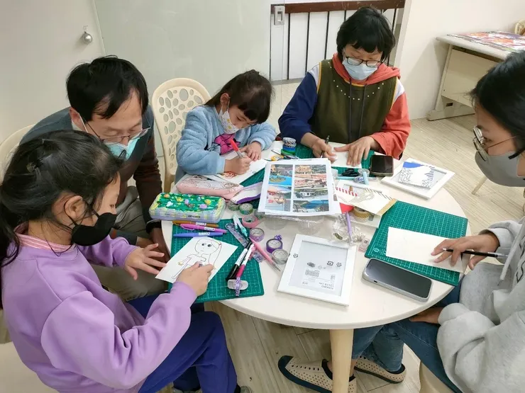 除了跨系大學生、還有教職人員帶著五歲的小妹妹加入創作行列與大家一同發揮創意。