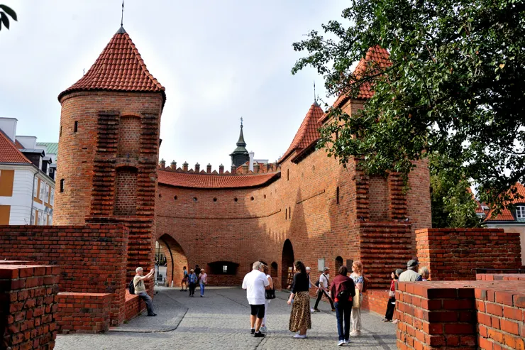 【甕城挺身擋砲彈化做灰再重生！華沙甕城（波蘭語：barbakan warszawski），座落於舊城區（Old Town）與新城區之間，始建於1540年，擁有厚實的城牆、防禦塔和紅瓦屋頂，二戰期間幾乎被德軍完全摧毀，如今所見為1952至1954年間，根據17世紀的版畫與照片資料重建者。】