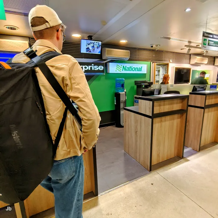 【在巴黎北站附近一座建築的地下7F取網路預租的休旅車，當時選VOLVO XC90，不過現場只有同級車Kia Sportage。車行辦手續的速度有夠慢。】