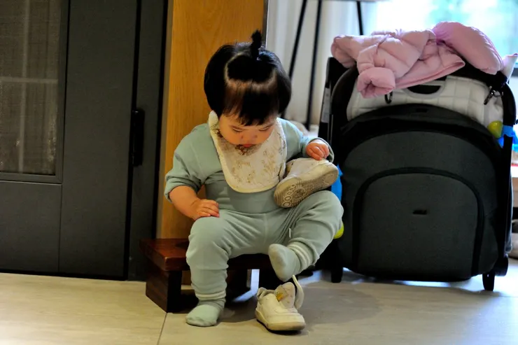 【長長的假期萬萬回來過第二個年！企圖自己穿鞋。】