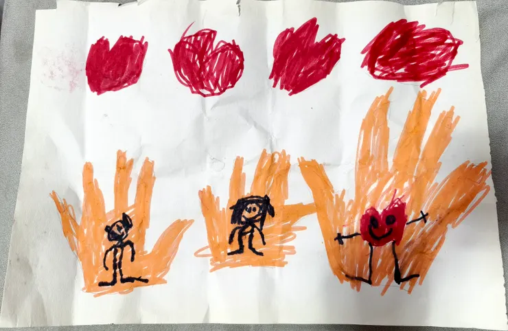 大寶親手畫的母親節禮物：四個愛心，三隻手印，兩小手印裡是大寶和小寶，我的手心是一顆笑著的紅心