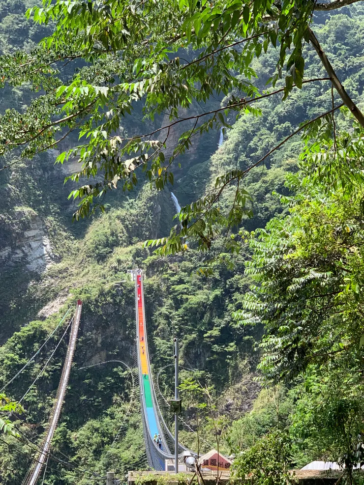 七彩吊橋及雙龍瀑布遠景