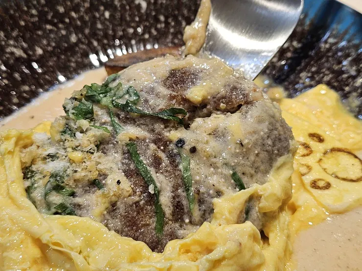 (蛋也就那塊肉 ((#賄選和牛是覺得跟明太子的高級很搭，但後來我認為是跟多蜜醬比較配...