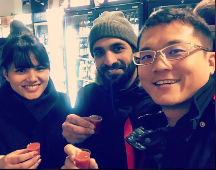 2018年,他跟女友一起來找我,很開心的喝個小酒