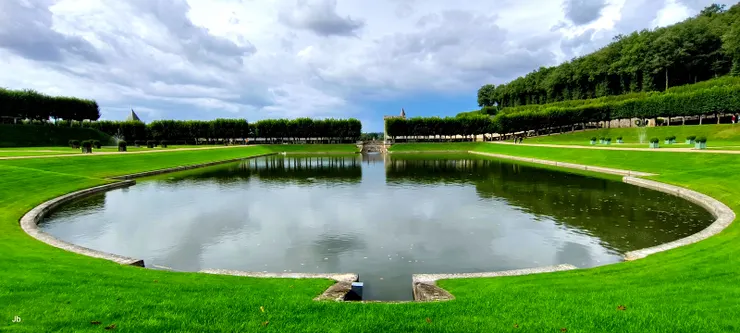 【在花園上方的有圓形大水池與4座方位對稱噴泉的綠地公園，水源應引自羅亞爾河。】