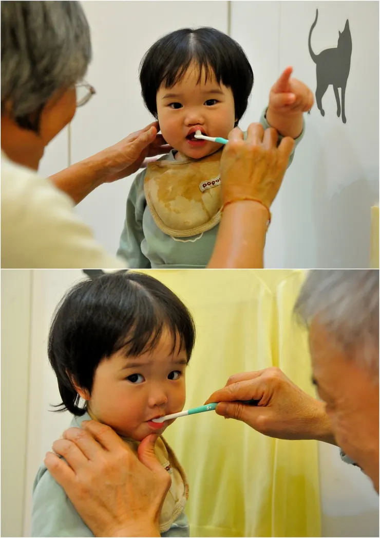 【小傢伙作息正常好帶出乎意料！睡前爺爺奶奶幫刷牙。】