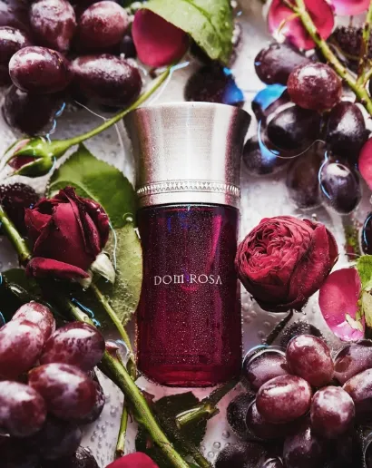 官方形象照用紅色玫瑰表現