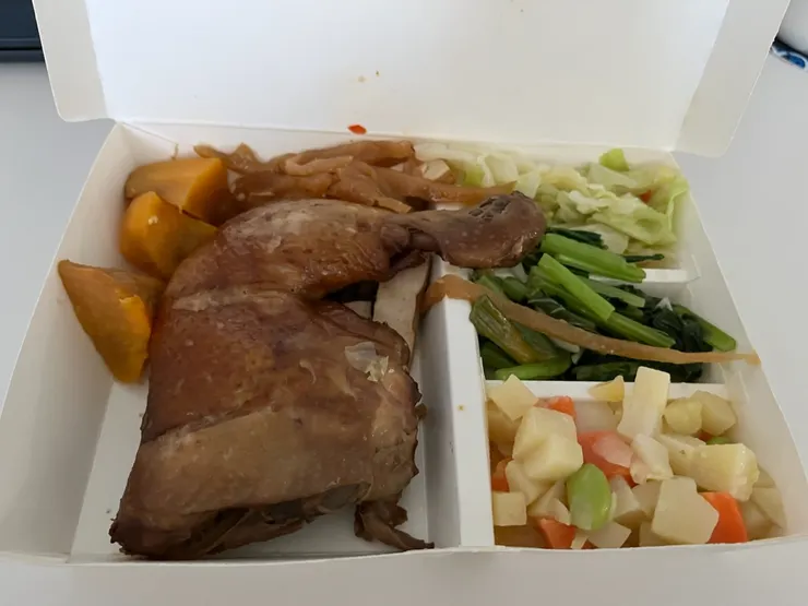 滷雞腿便當無飯。