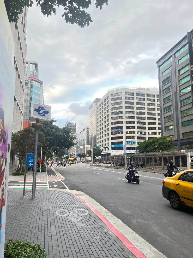 作者於2024/11/6拍攝松江南京商圈，該商圈繁榮熱鬧。