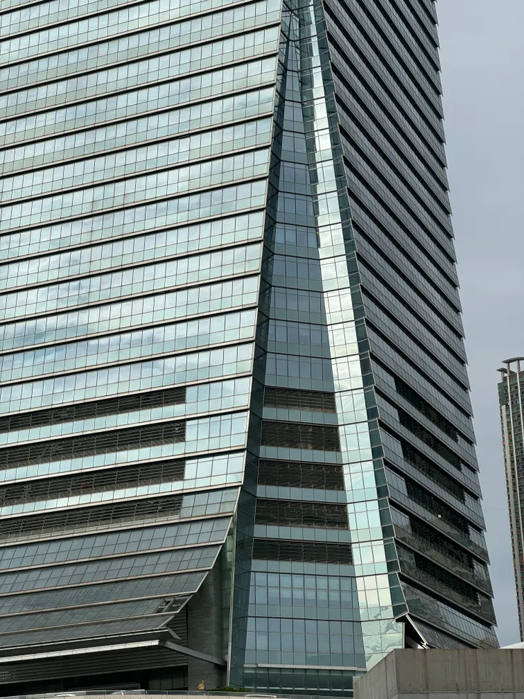 ICC 與對面的IFC裏頭，銀行的招牌悄悄的撤下，換成中資國企的新招牌