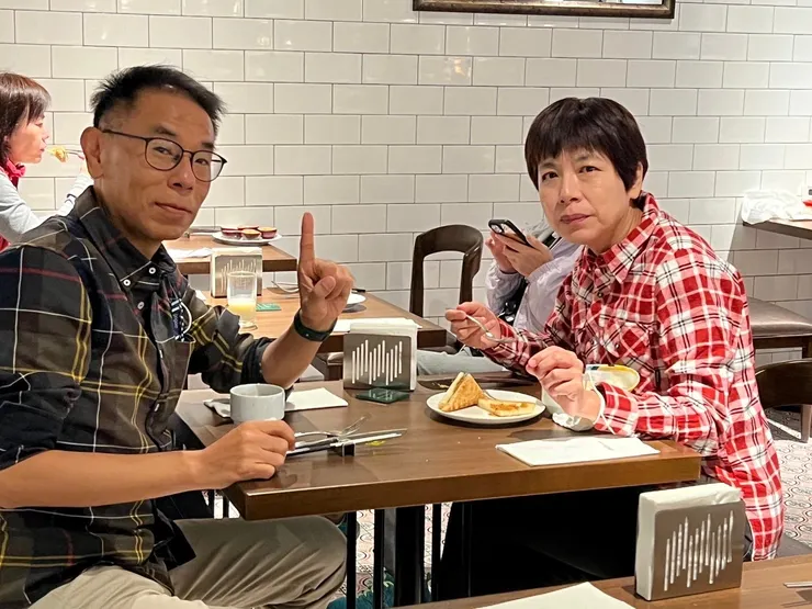 吃早餐，熱壓吐司餡料有皮蛋。