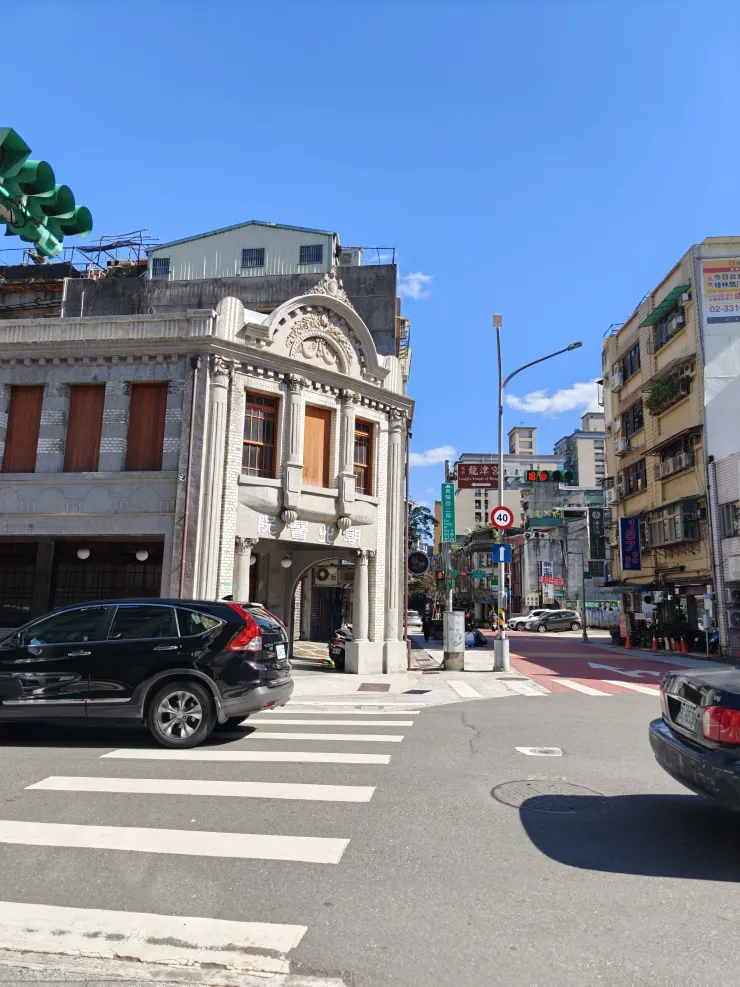 沿路街景，圖為轉角的朝北醫院