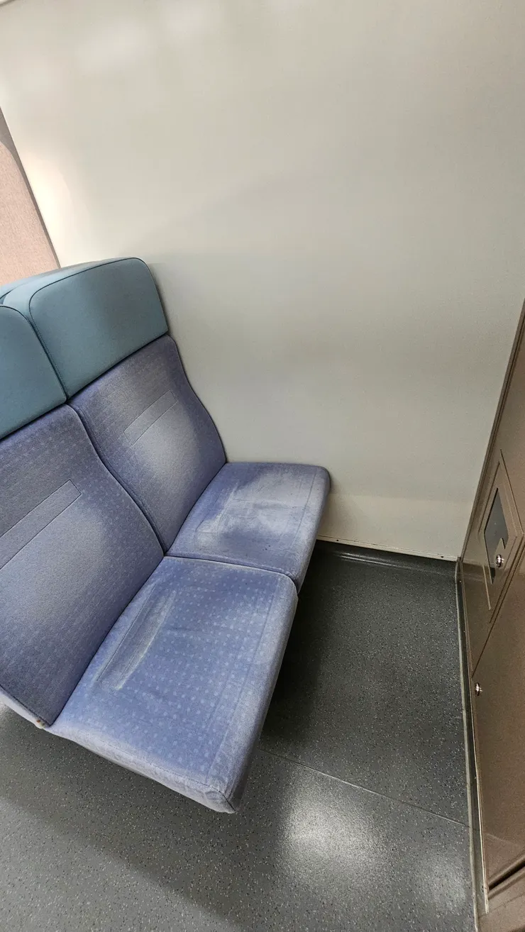 EMU900型最美區間車的椅子不是很髒要嘛就是退色!