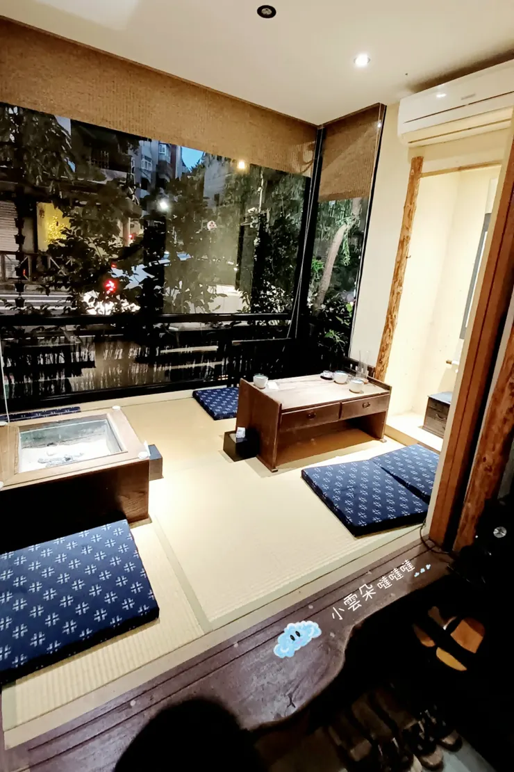 店內位子不多，小巧簡約