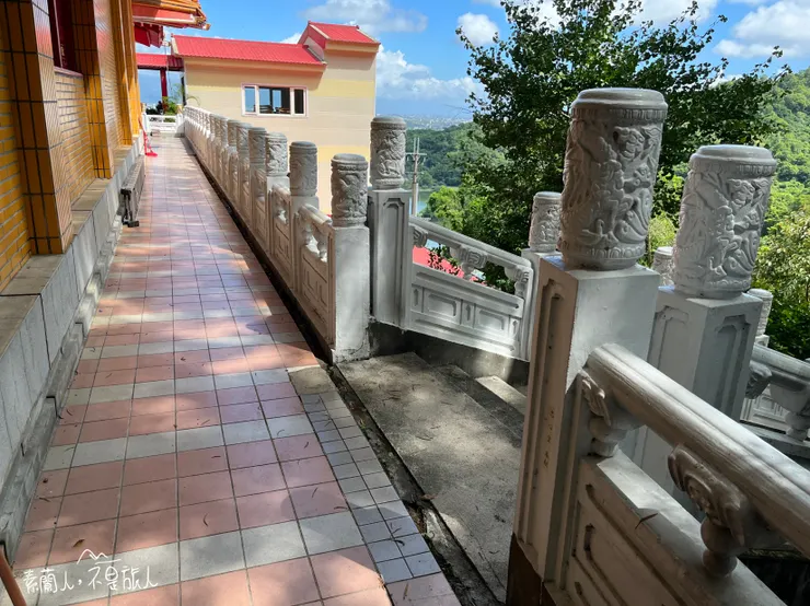 看到這個樓梯往下走