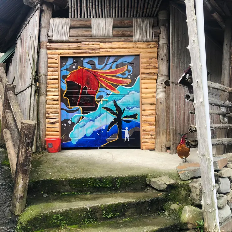 位在嘉義縣阿里山鄉特富野部落的浦氏祭屋大門