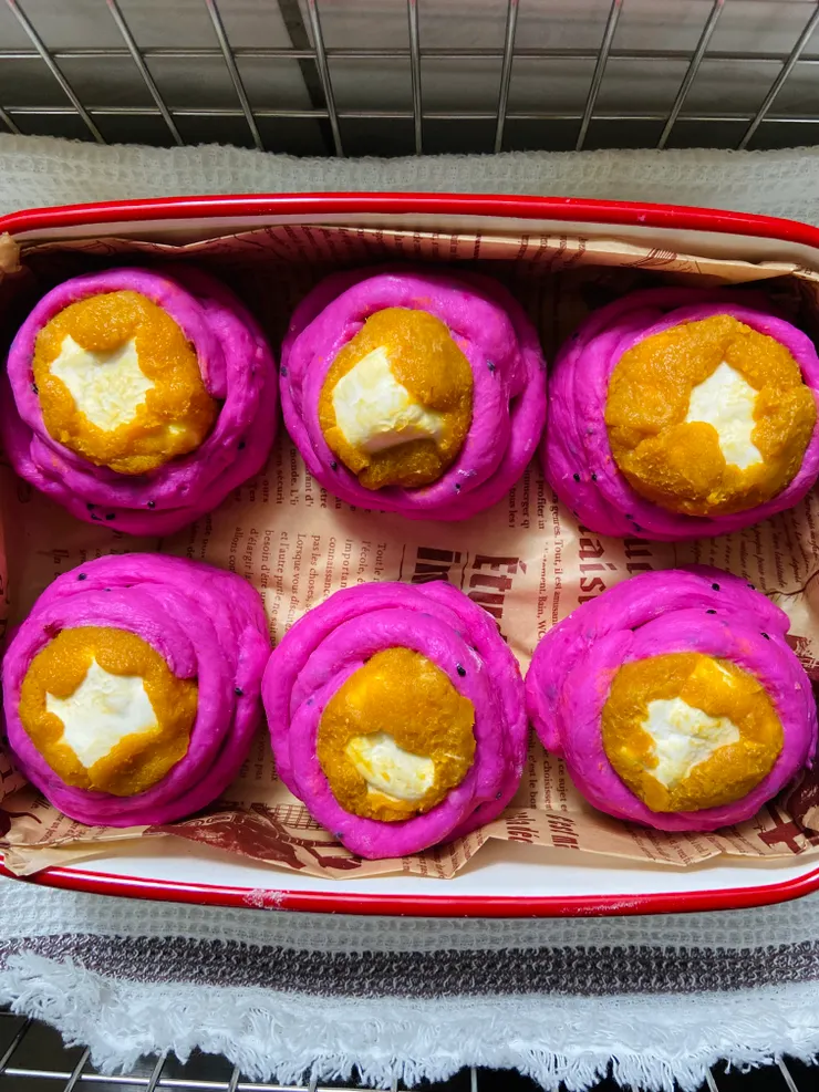 冷藏靜置20分鐘後整形包餡，冷藏隔夜發酵12小時以上。